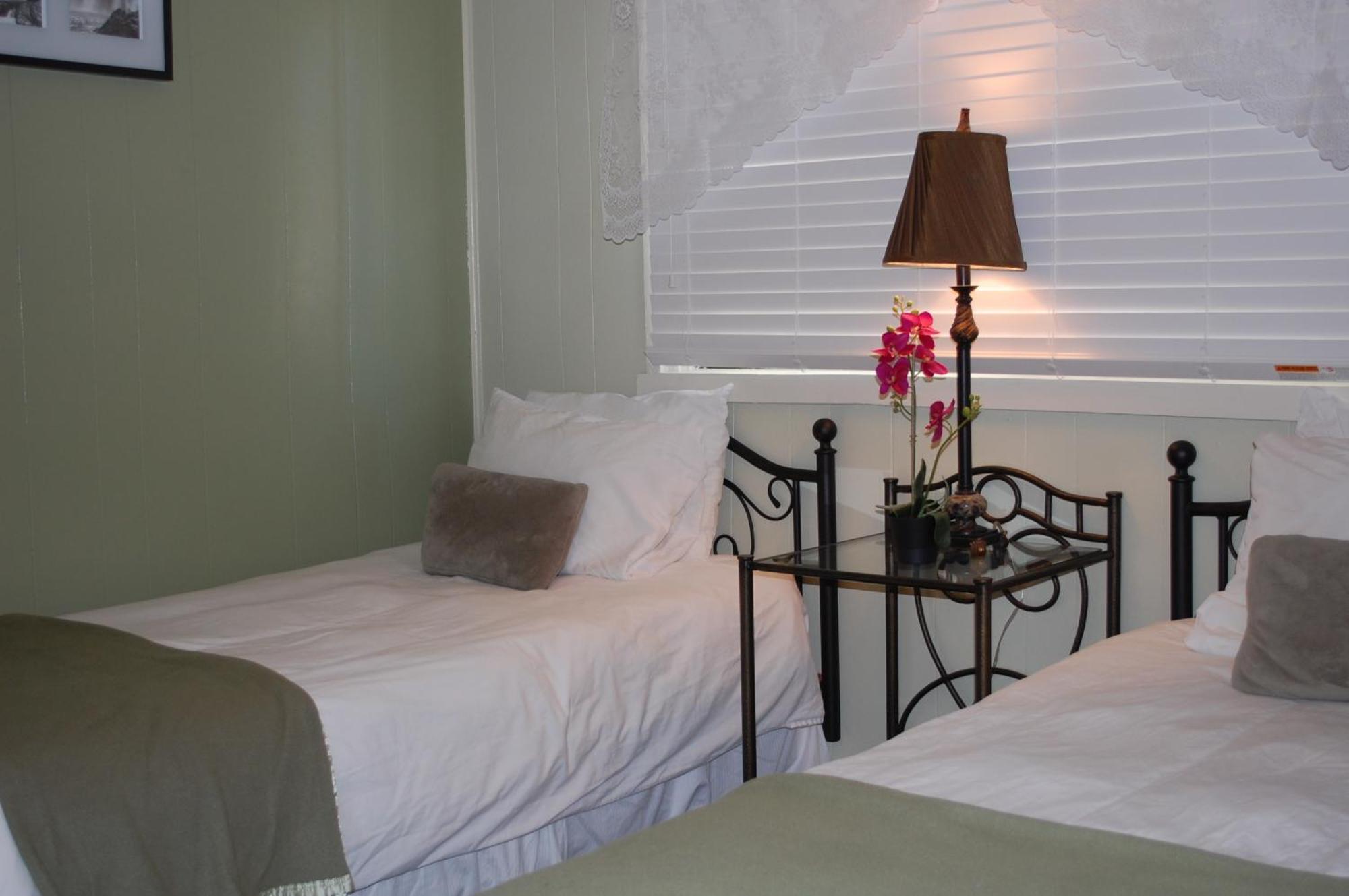 El Rancho Motel Bishop Room photo